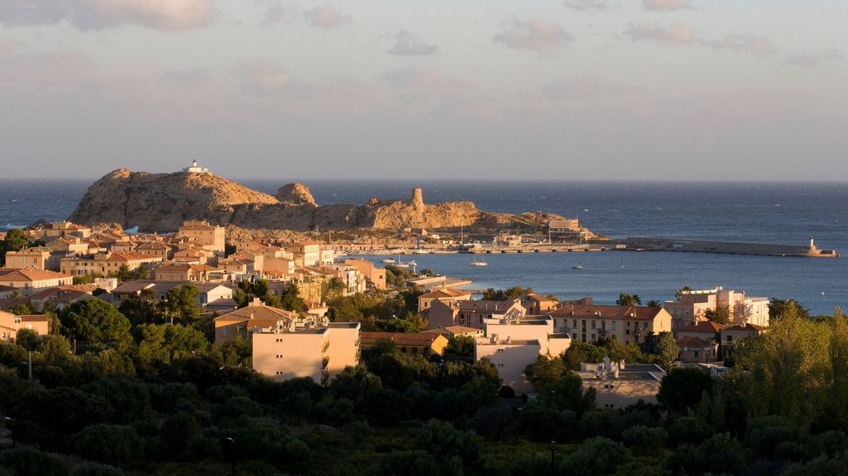 Na Korsice odkryli antickou nekropoli. Těla nalezli v amforách